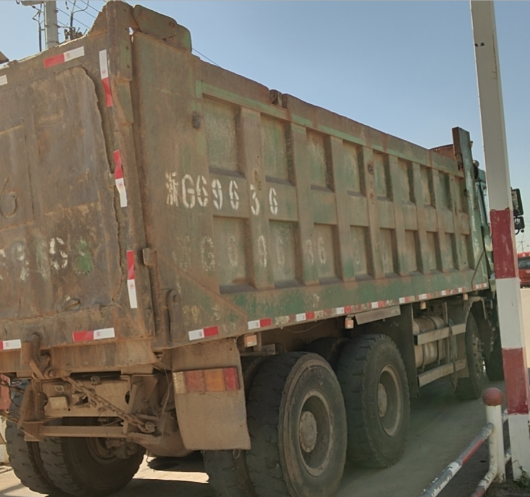 陕汽 德龙F3000 375马力 8×4 自卸车 2