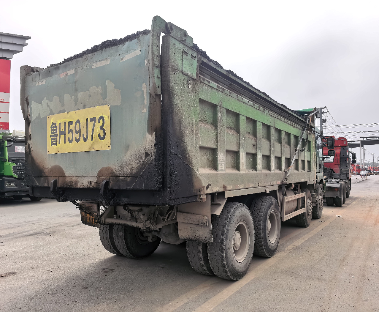 陕汽 德龙新M3000 400马力 4×2 自卸车 2