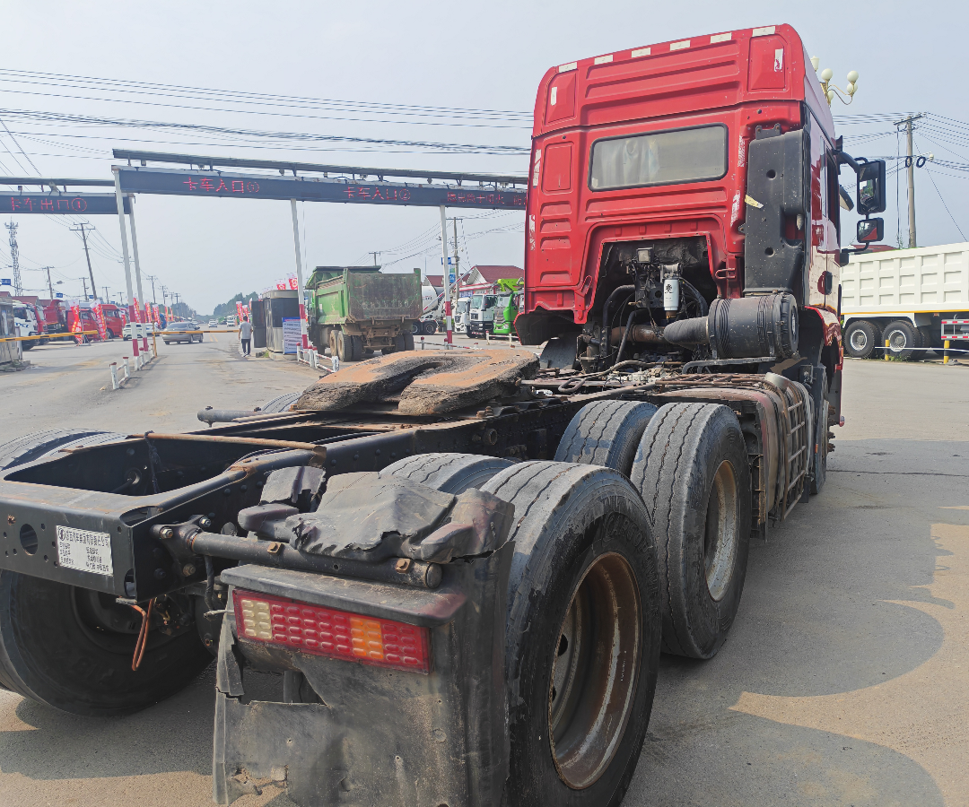 陕汽 德龙M3000 400马力 6×4 牵引车 2