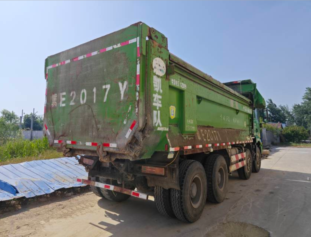 陕汽 德龙新M3000 375马力 8×4 自卸车 2