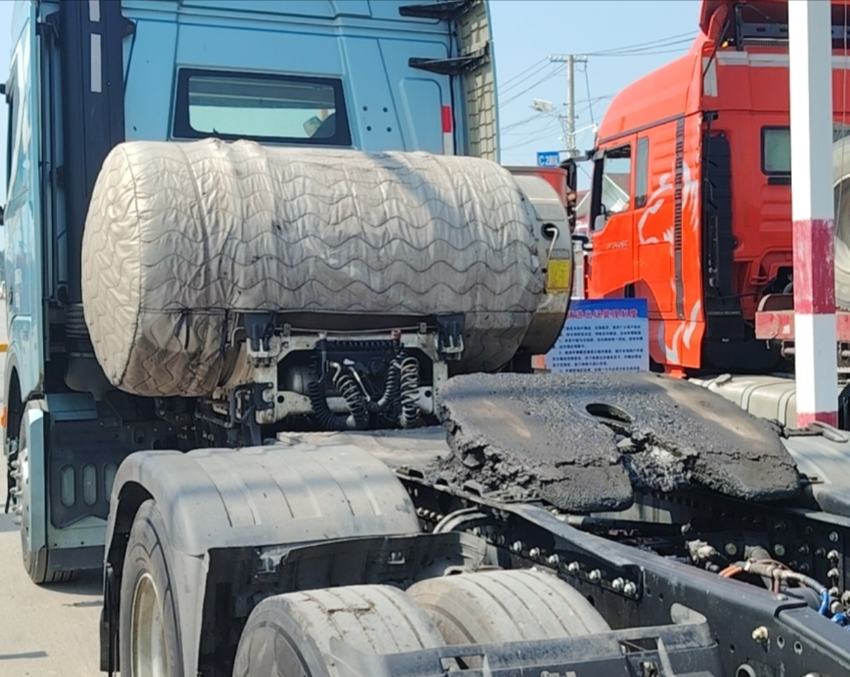 陕汽 德龙X6000 530马力 6×4 牵引车 2