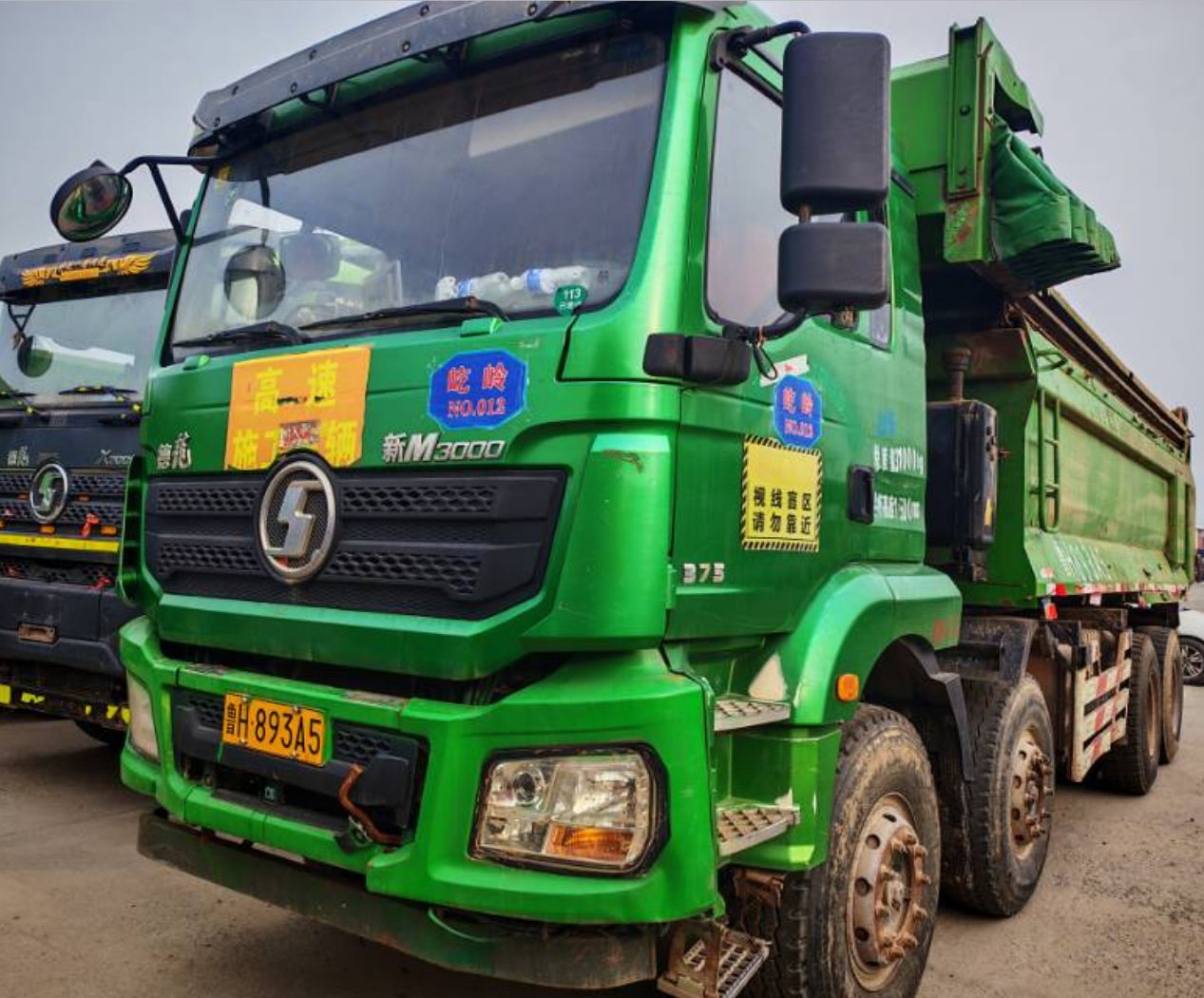 陕汽 德龙新M3000 350马力 8×4 自卸车