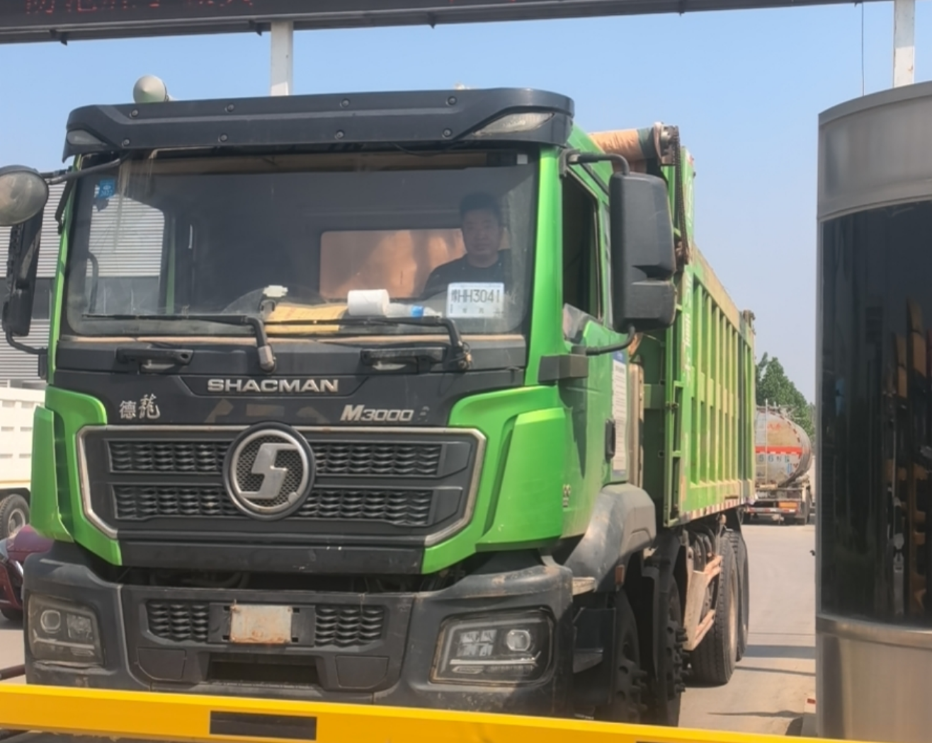 陕汽 德龙M3000S 400马力 8×4 自卸车