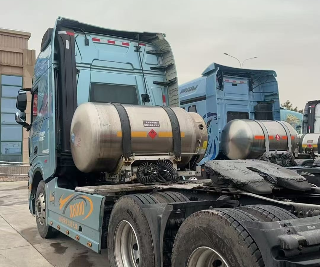 陕汽 德龙X6000 590马力 6×4 牵引车 2