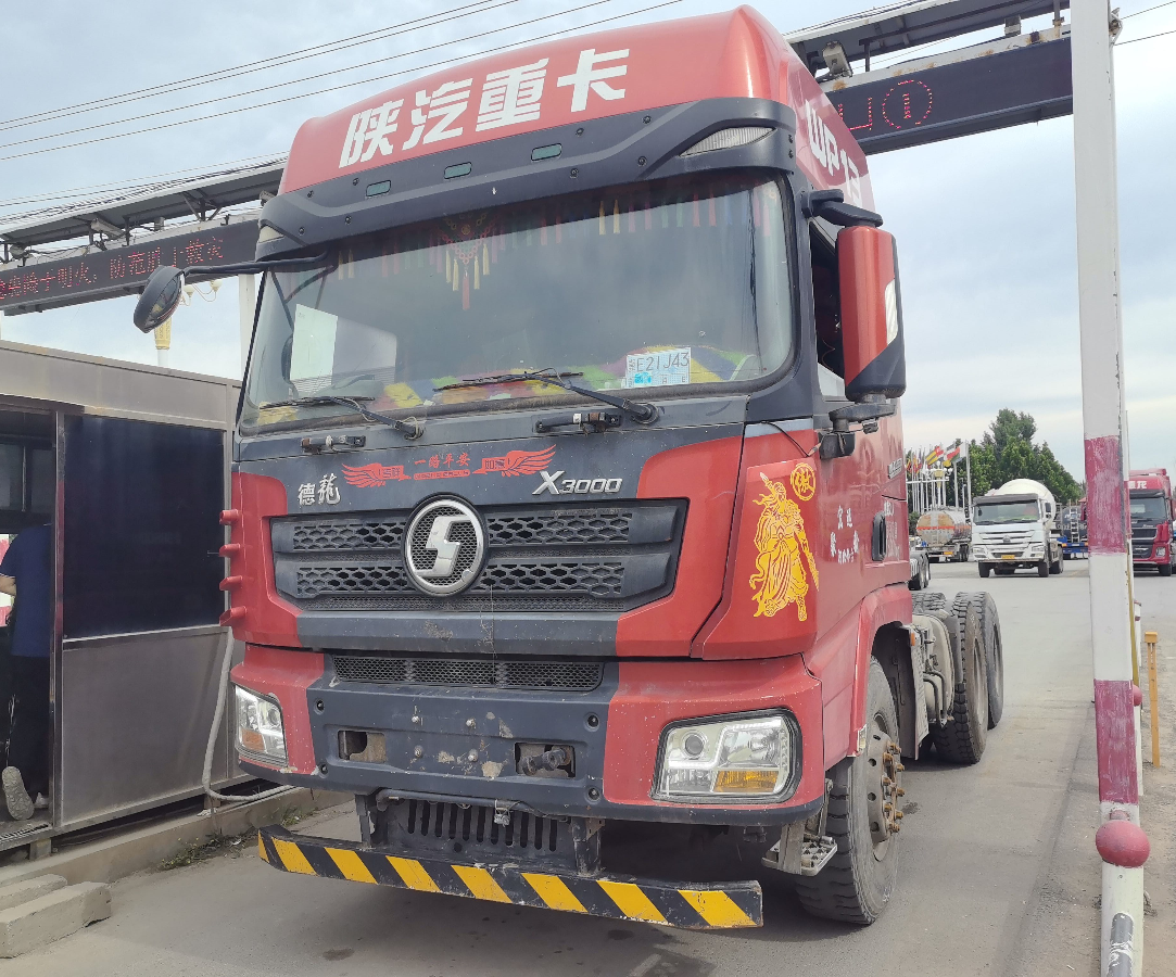 陕汽 德龙X3000 550马力 6×4 牵引车
