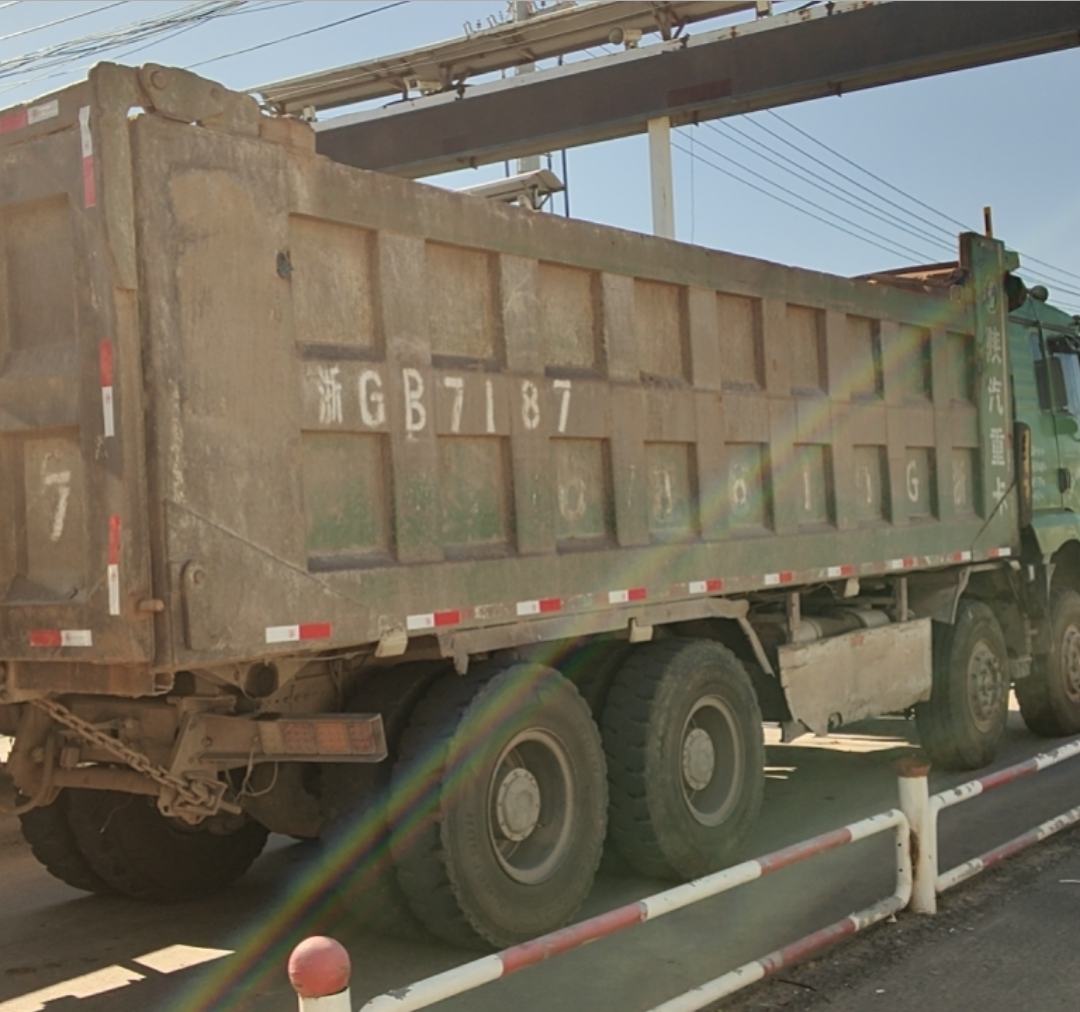陕汽 德龙新M3000 375马力 8×4 自卸车 2