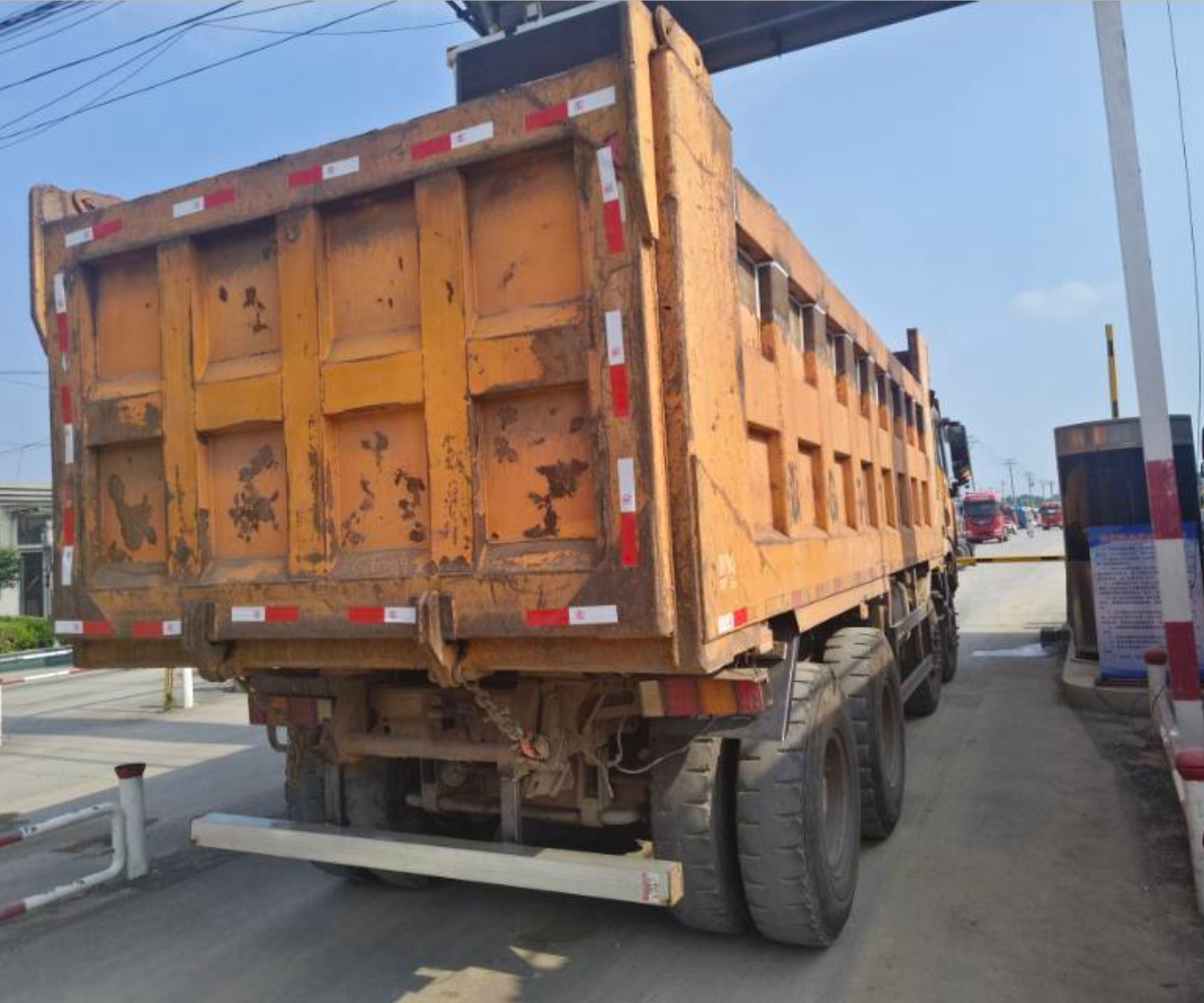 陕汽 德龙X3000 430马力 8×4 自卸车 2