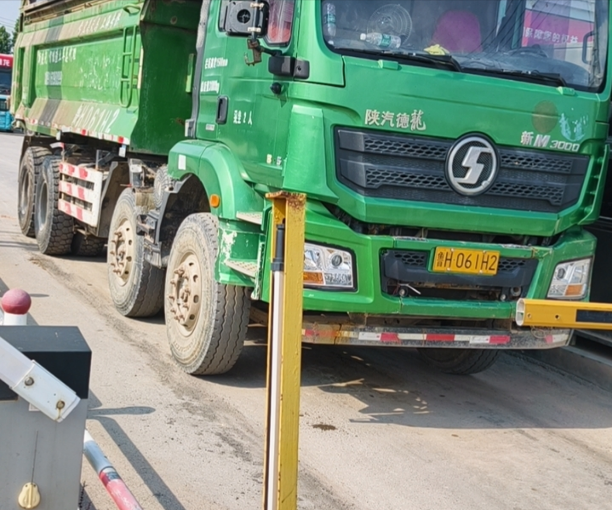 陕汽 德龙新M3000 350马力 8×4 自卸车 2