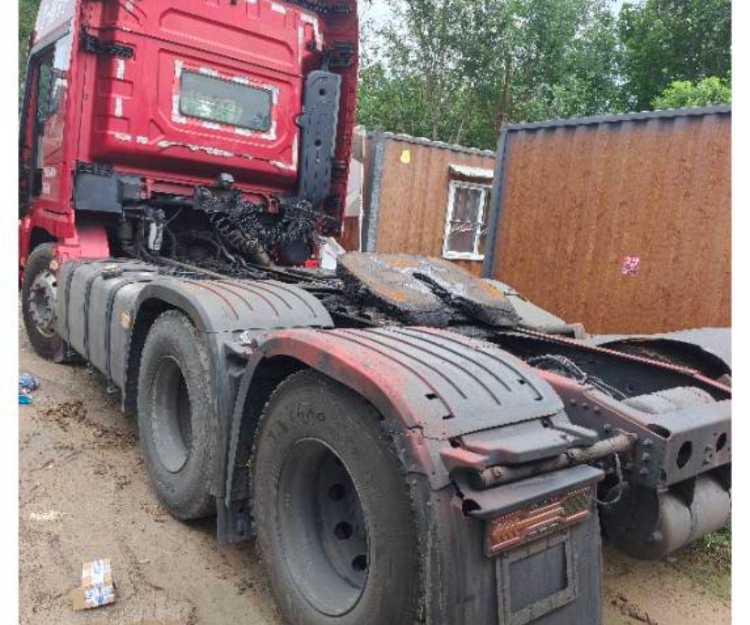 陕汽 德龙X5000 550马力 6×4 牵引车 2