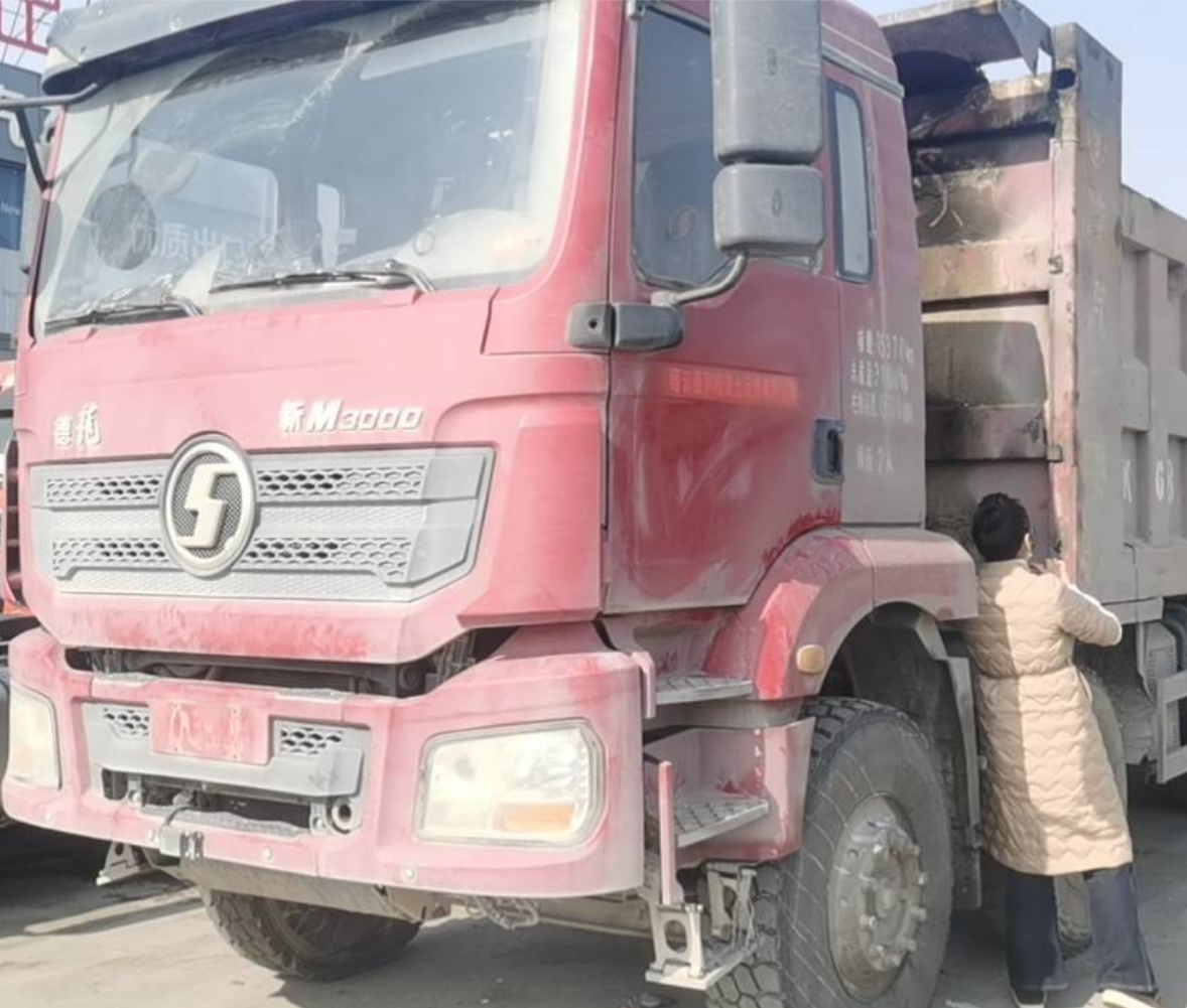 陕汽 德龙新M3000 400马力 8×4 自卸车 2