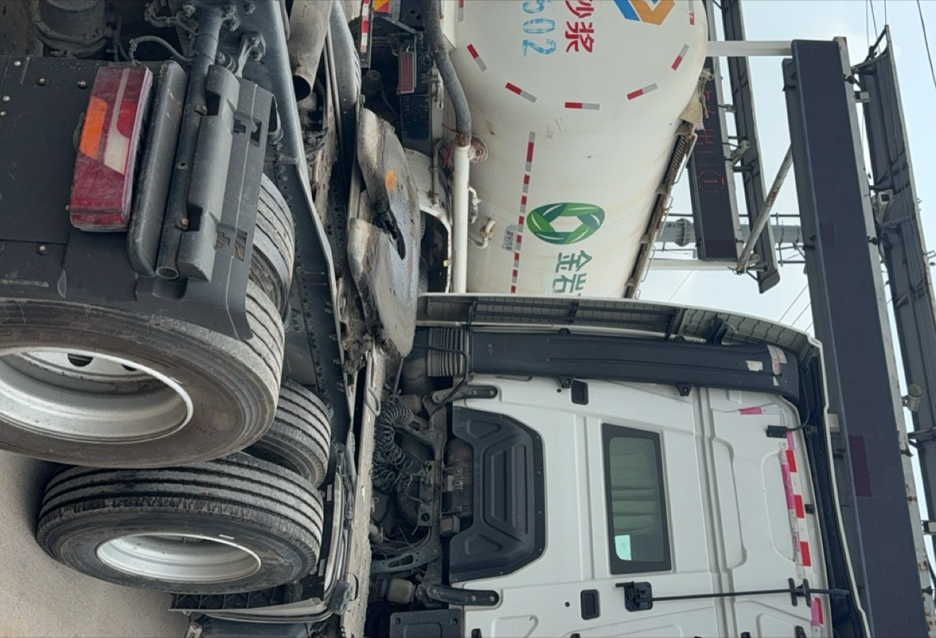 陕汽 德龙X6000 560马力 6×4 牵引车 2