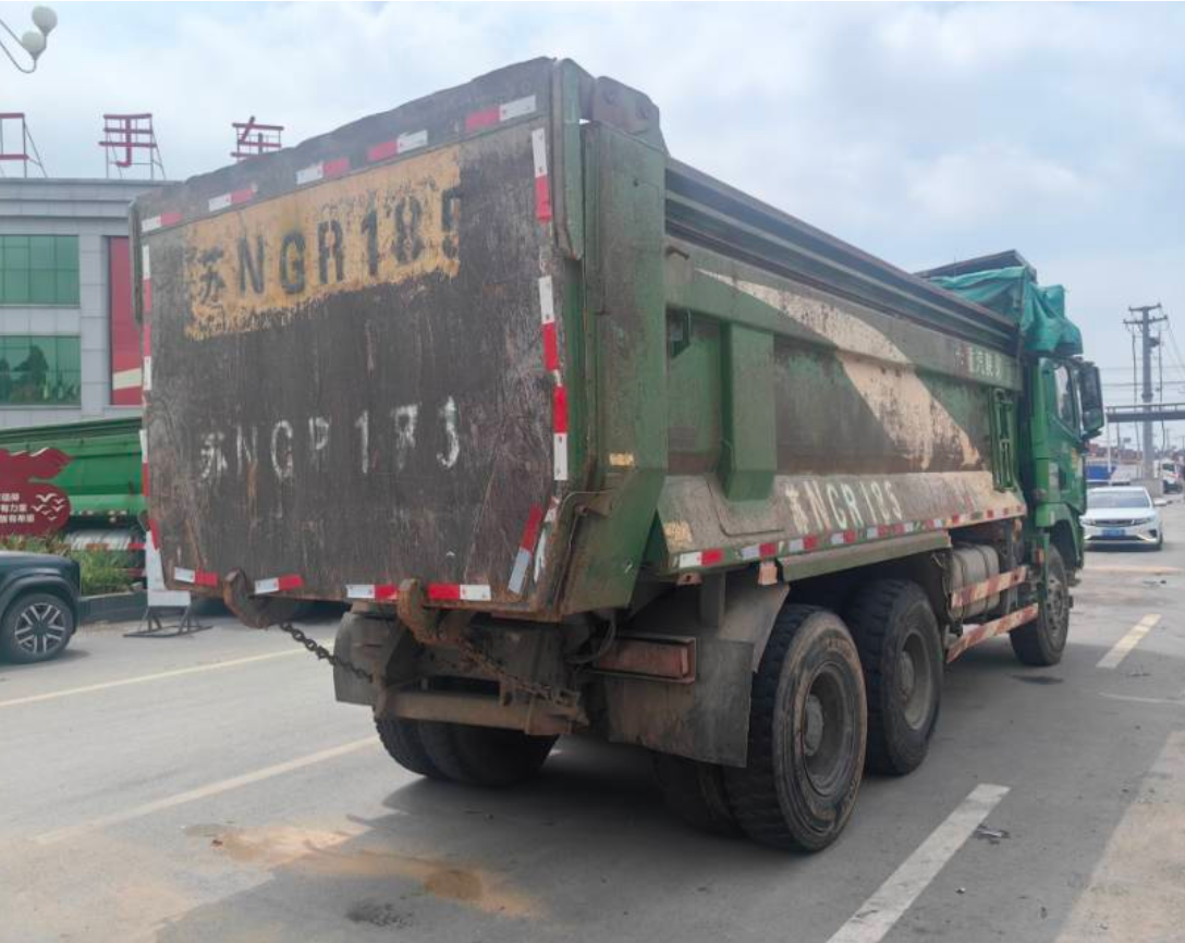 陕汽 德龙X3000 375马力 6×4 自卸车 2