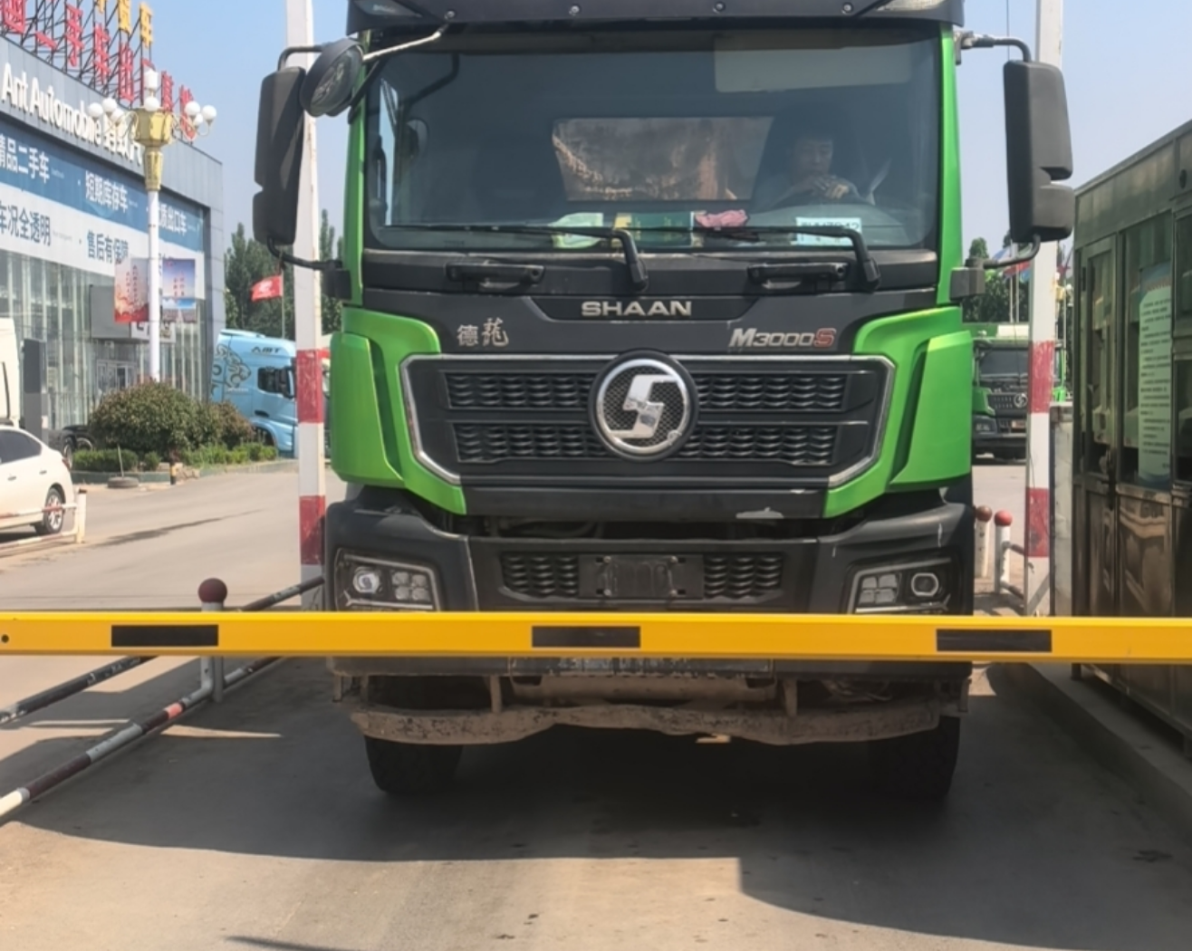 陕汽 德龙M3000S 400马力 8×4 自卸车 2