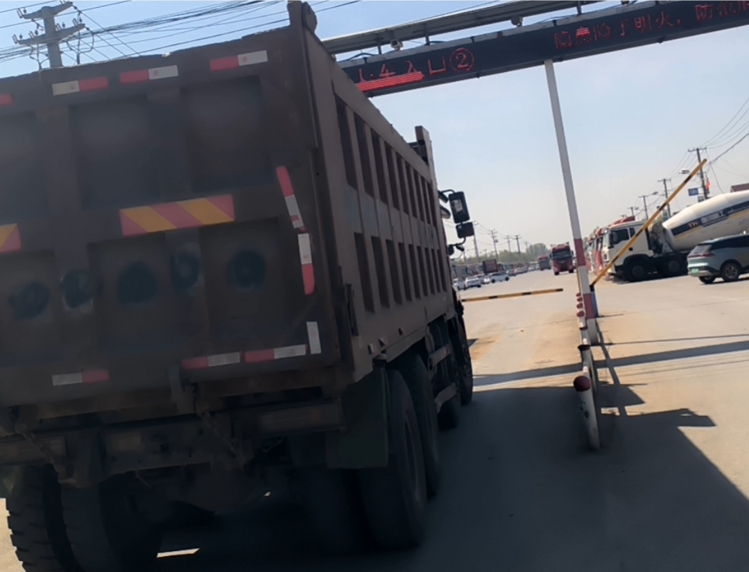 陕汽 德龙新M3000 400马力 8×4 自卸车 2