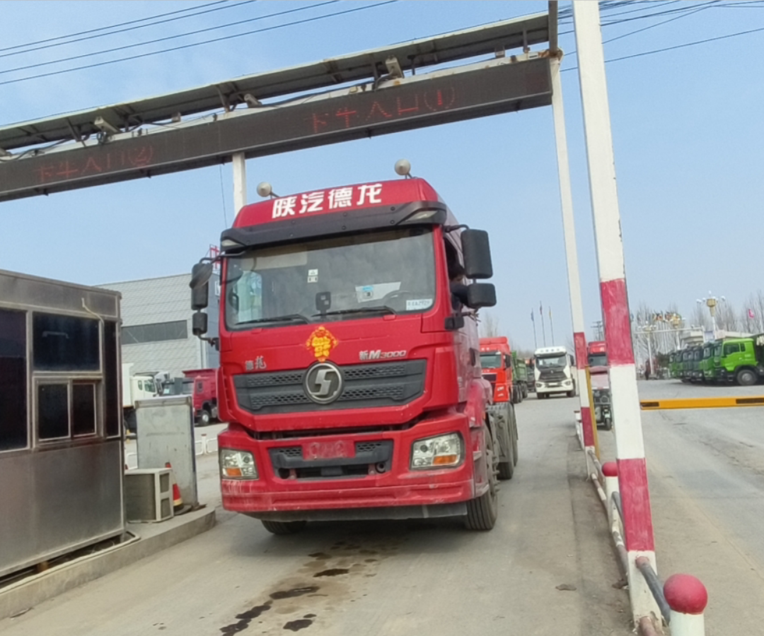 陕汽 德龙新M3000 460马力 6×4 牵引车