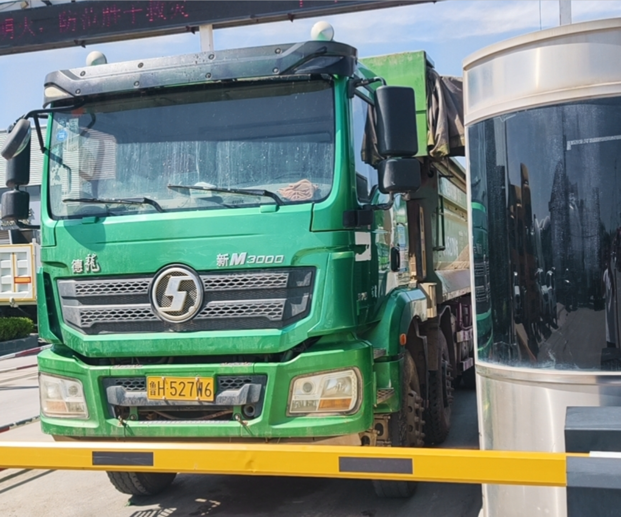 陕汽 德龙新M3000 375马力 8×4 自卸车 2