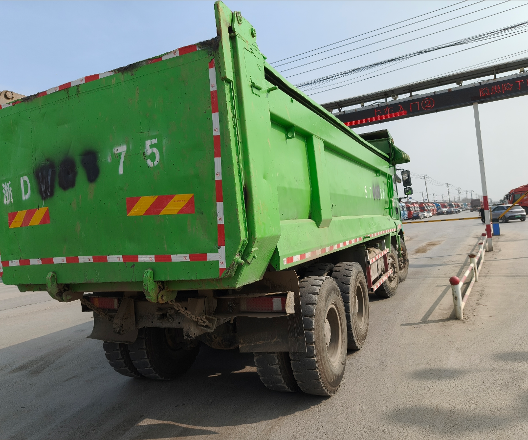 陕汽 德龙M3000 375马力 8×4 自卸车 2