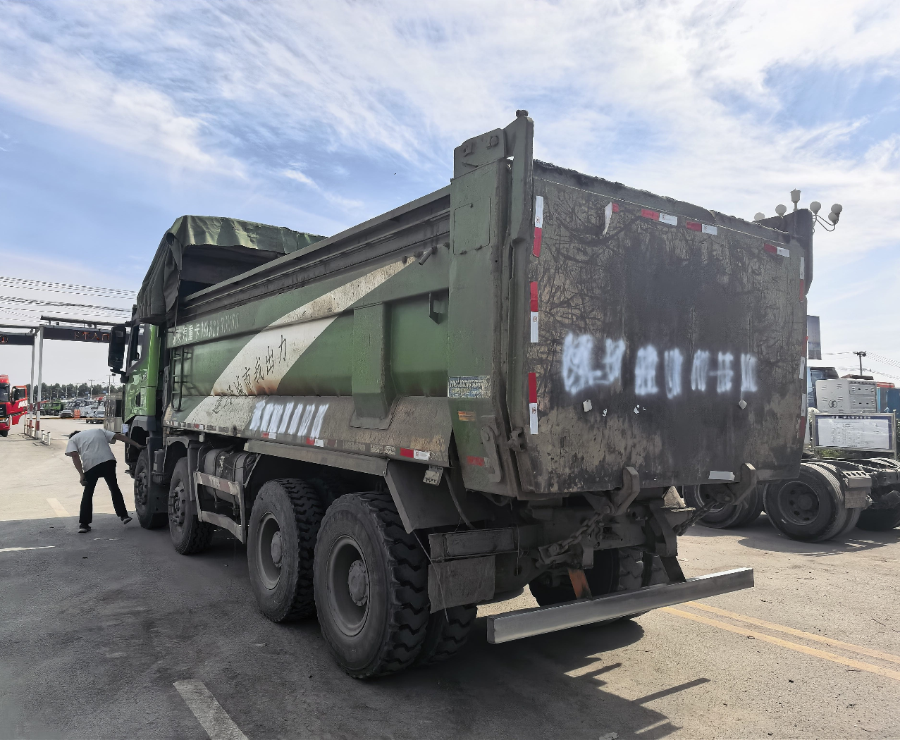 陕汽 德龙X3000 460马力 4×2 自卸车 2