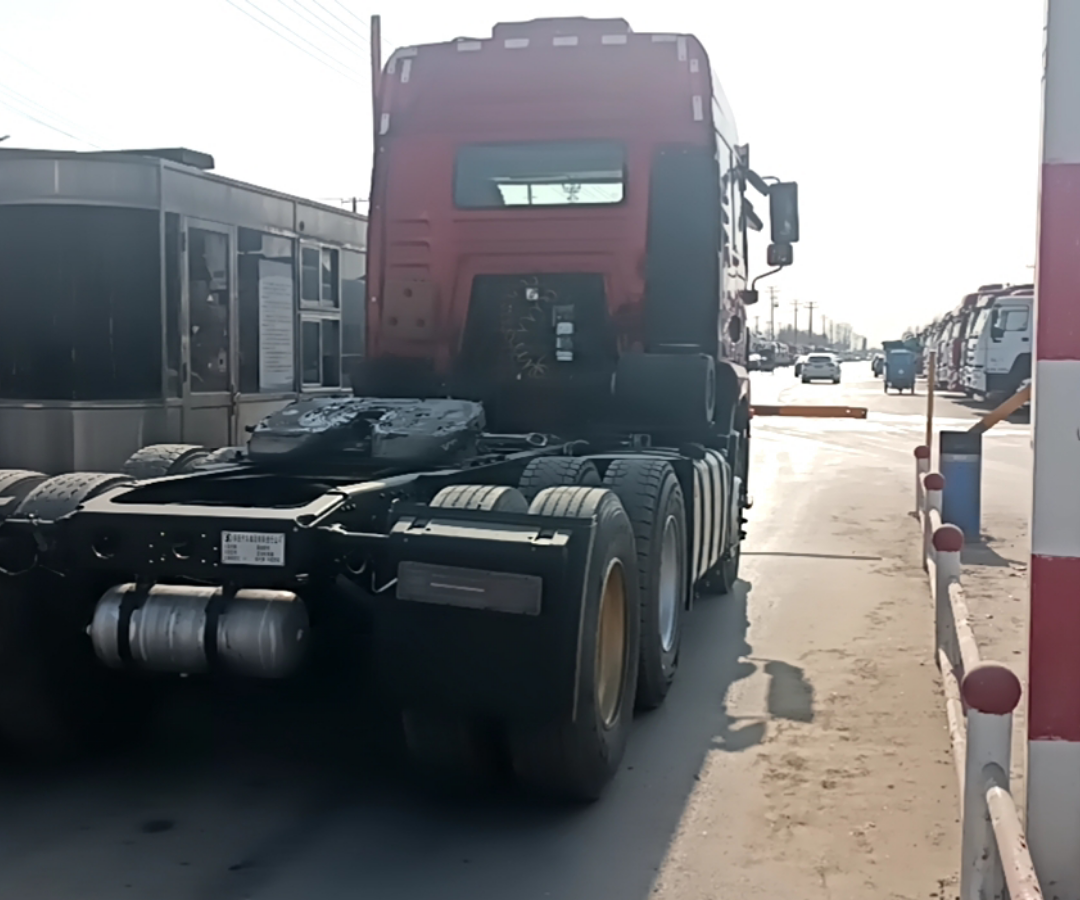 陕汽 德龙新M3000 440马力 8×2 牵引车 2