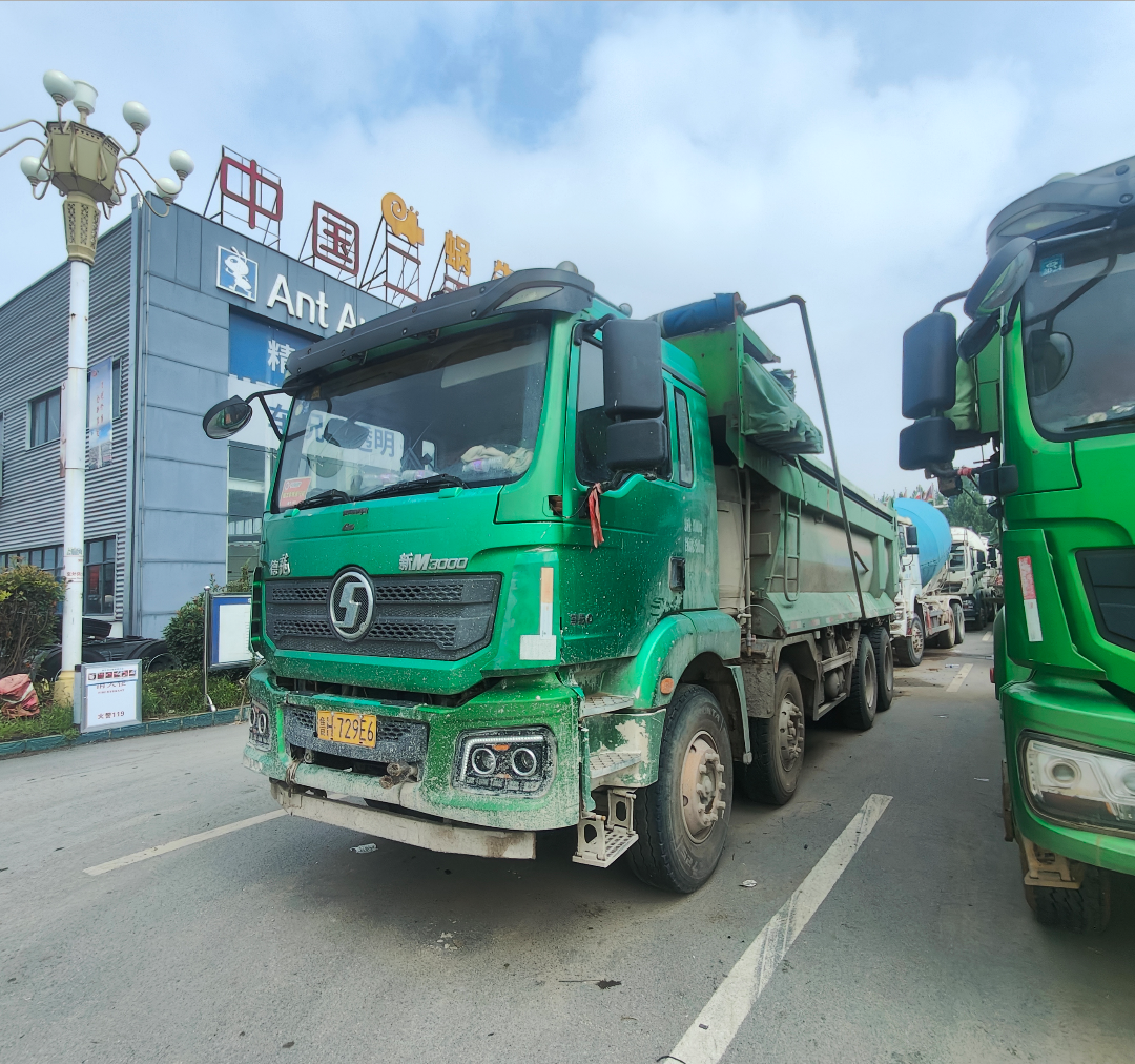 陕汽 德龙新M3000 350马力 8×4 自卸车
