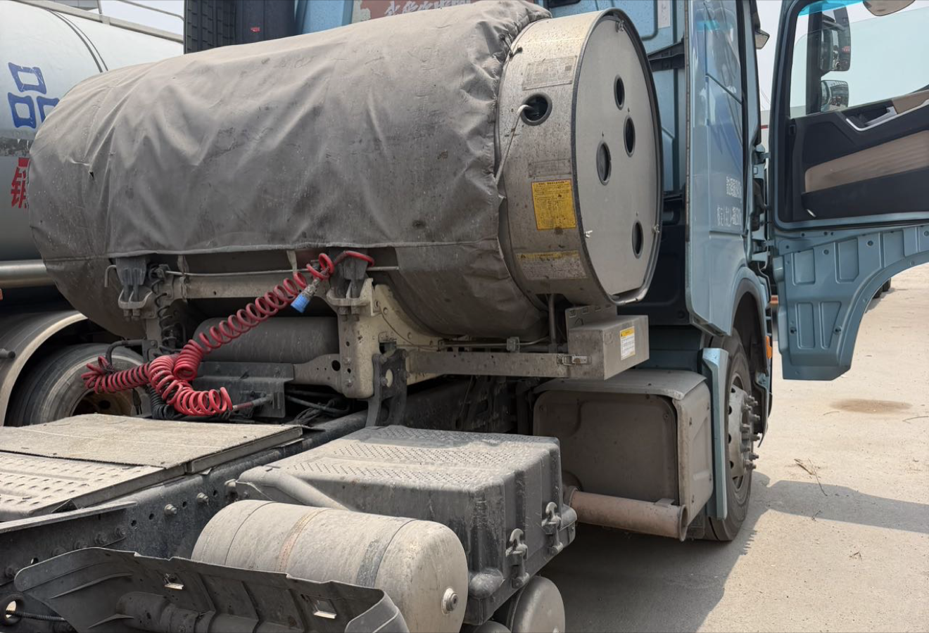 陕汽 德龙X6000 560马力 6×4 牵引车 2