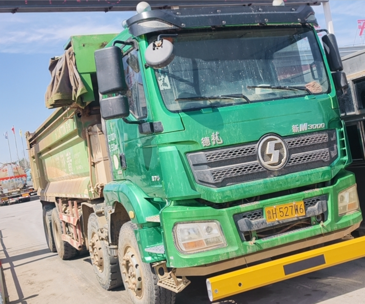 陕汽 德龙新M3000 375马力 8×4 自卸车