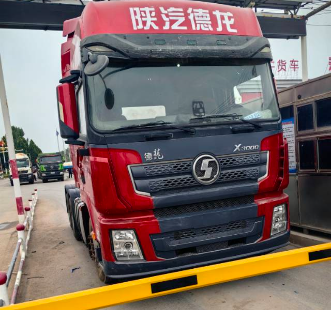 陕汽 德龙X3000 550马力 6×4 牵引车