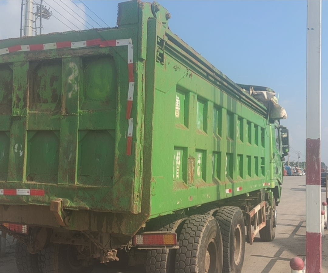 陕汽 德龙X3000 400马力 6×2 自卸车 2