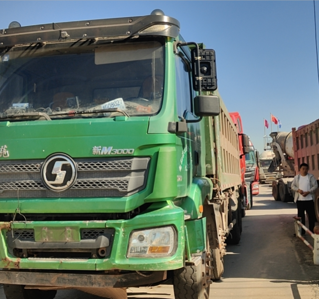陕汽 德龙新M3000 375马力 8×4 自卸车