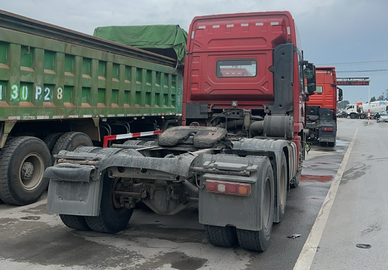 陕汽 德龙X3000 460马力 6×4 牵引车 2
