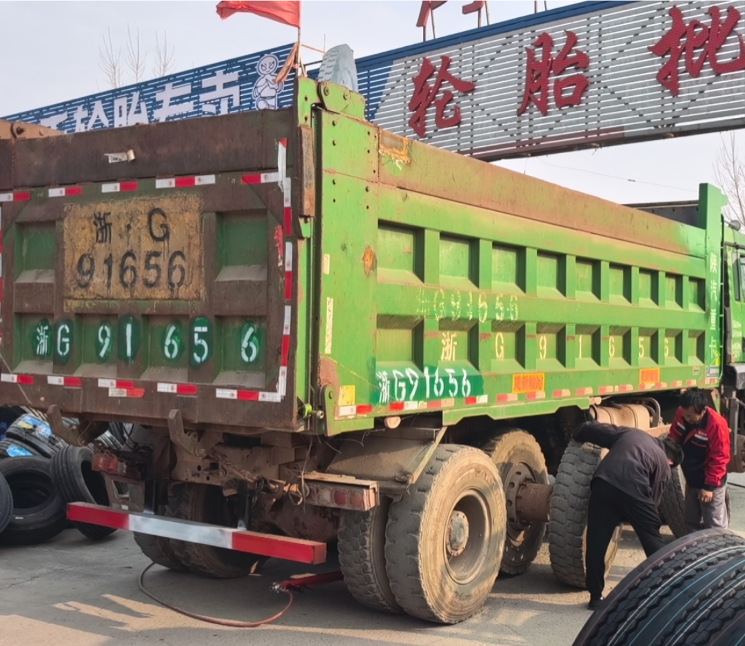 陕汽 德龙M3000S 400马力 8×4 自卸车 2