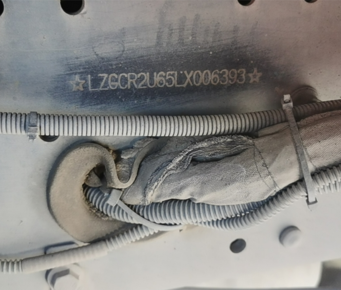 陕汽 德龙新M3000 400马力 8×4 自卸车 3