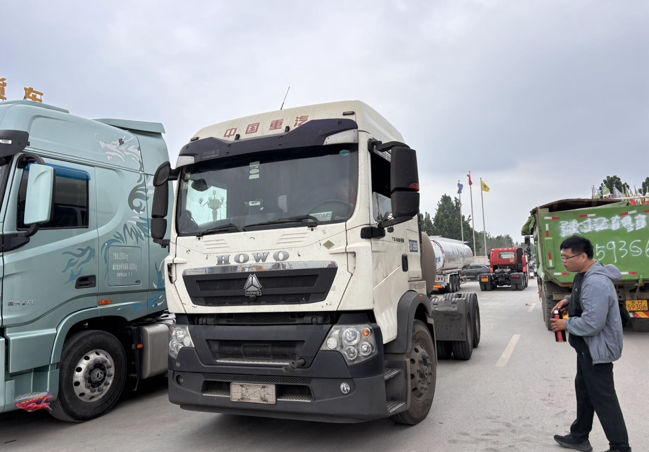 重汽豪沃 HOWO TX7 440马力 8×2 牵引车 1