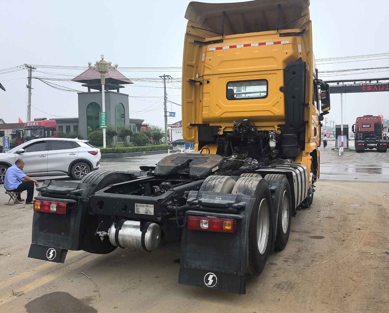陕汽 德龙X3000 520马力 6×2 牵引车 2