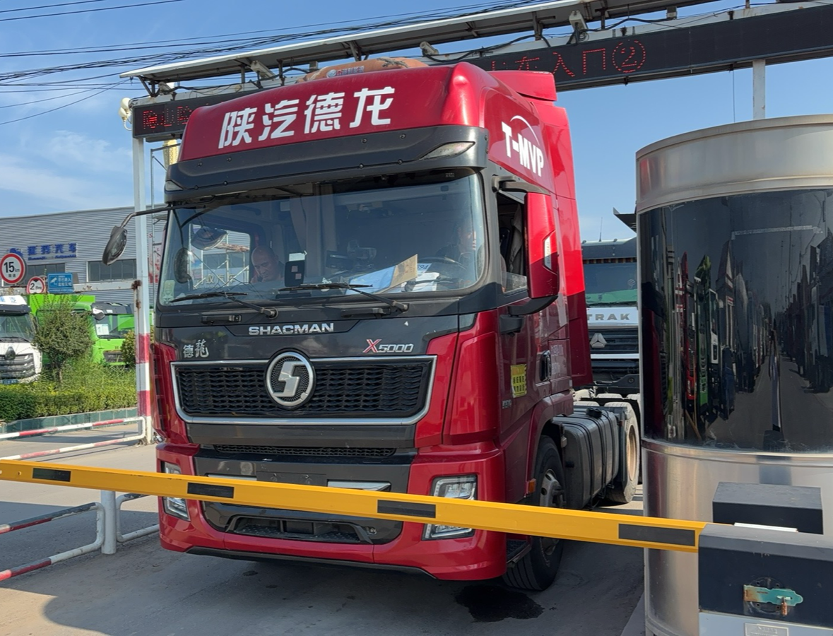陕汽 德龙X5000 550马力 6×4 牵引车