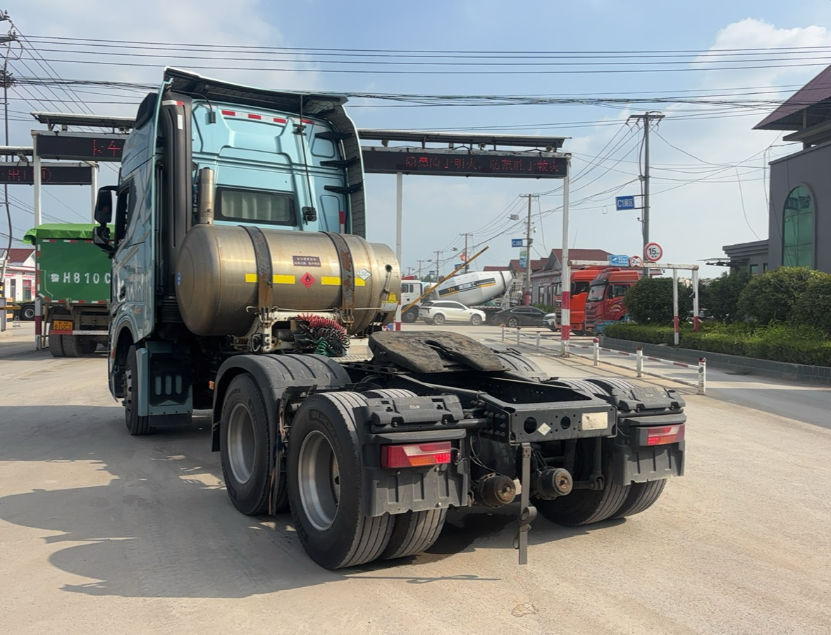 陕汽 德龙X6000 560马力 6×4 牵引车 2