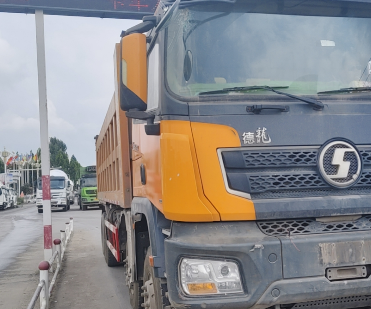 陕汽 德龙X3000 550马力 8×4 自卸车