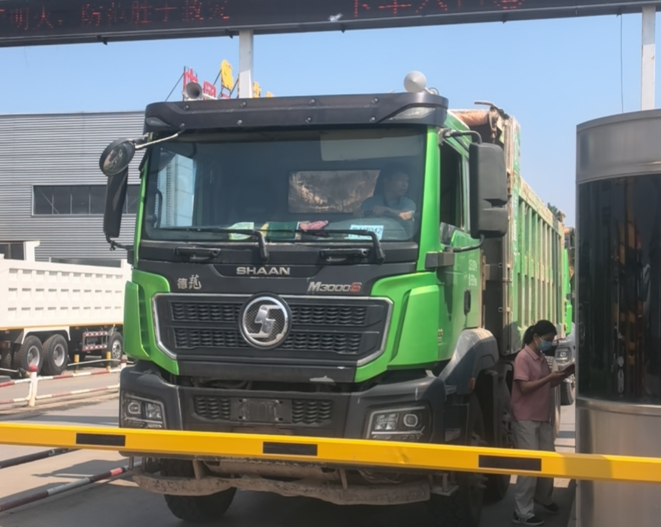 陕汽 德龙M3000S 400马力 8×4 自卸车
