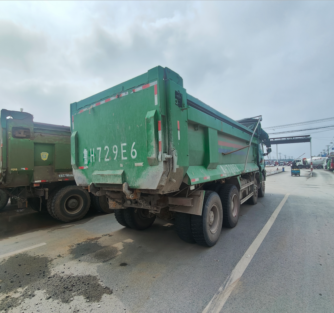 陕汽 德龙新M3000 350马力 8×4 自卸车 2