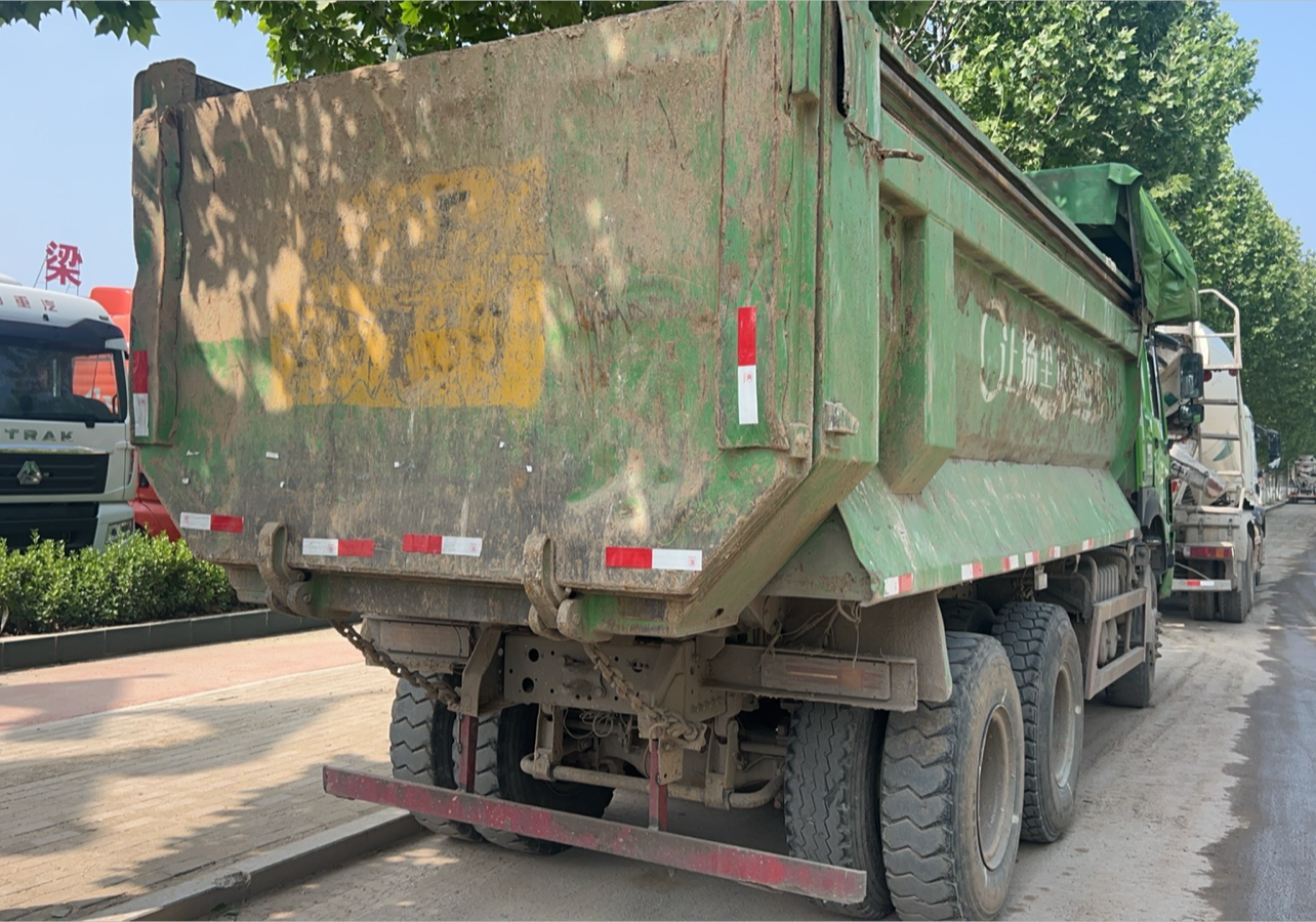 重汽豪沃 HOWO 380马力 8×2 自卸车 2