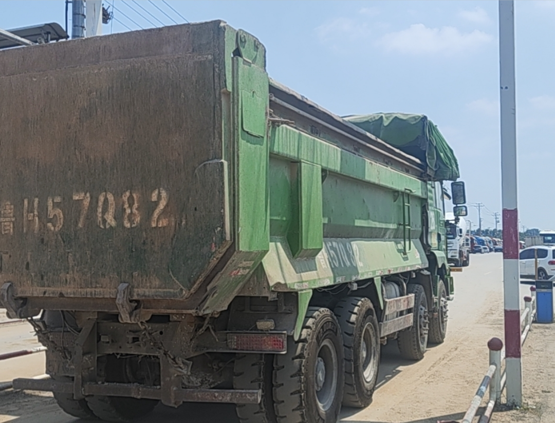 陕汽 德龙新M3000 350马力 8×4 自卸车 2