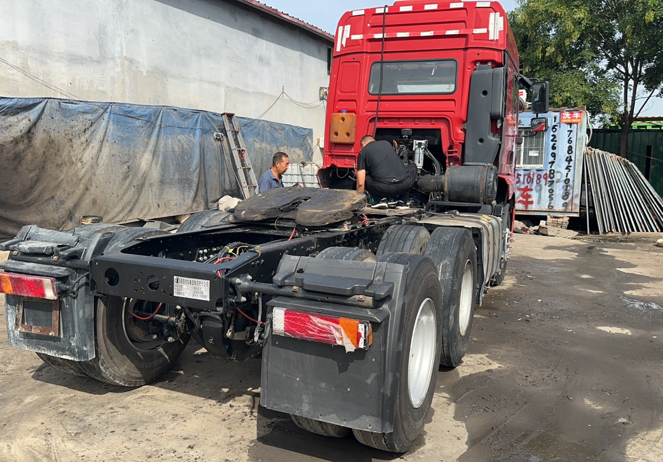 陕汽 德龙新M3000 400马力 6×4 牵引车 2