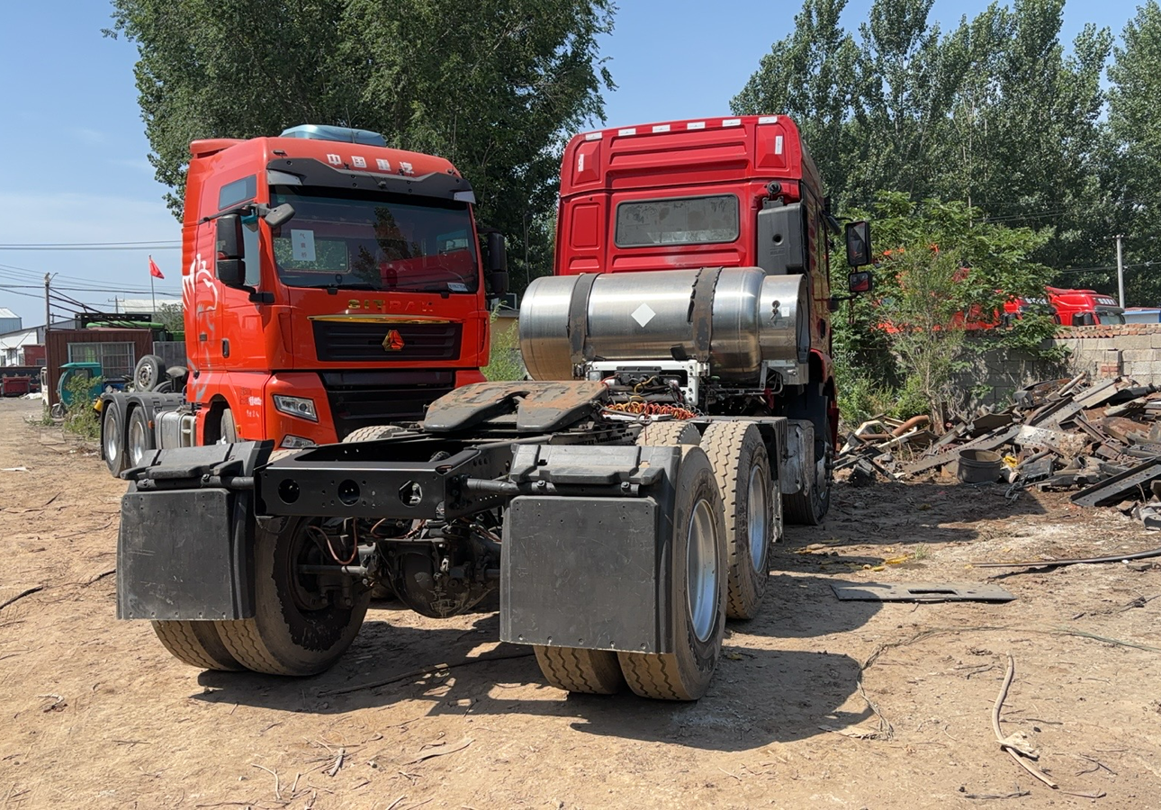 陕汽 德龙M3000S 440马力 8×2 牵引车 2