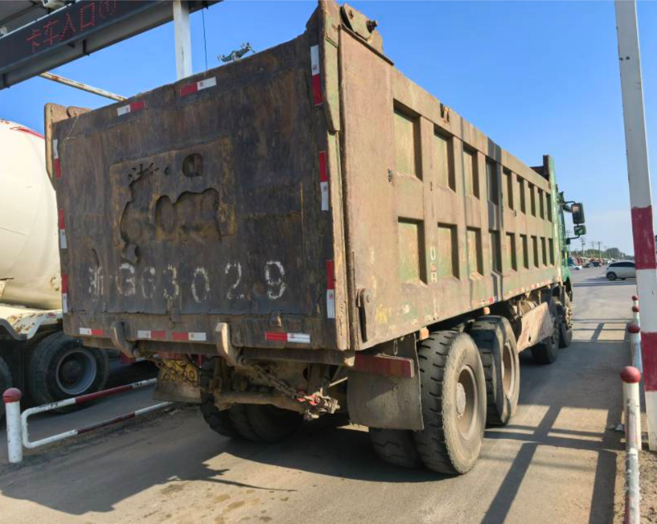 陕汽 德龙M3000S 375马力 8×4 自卸车 2
