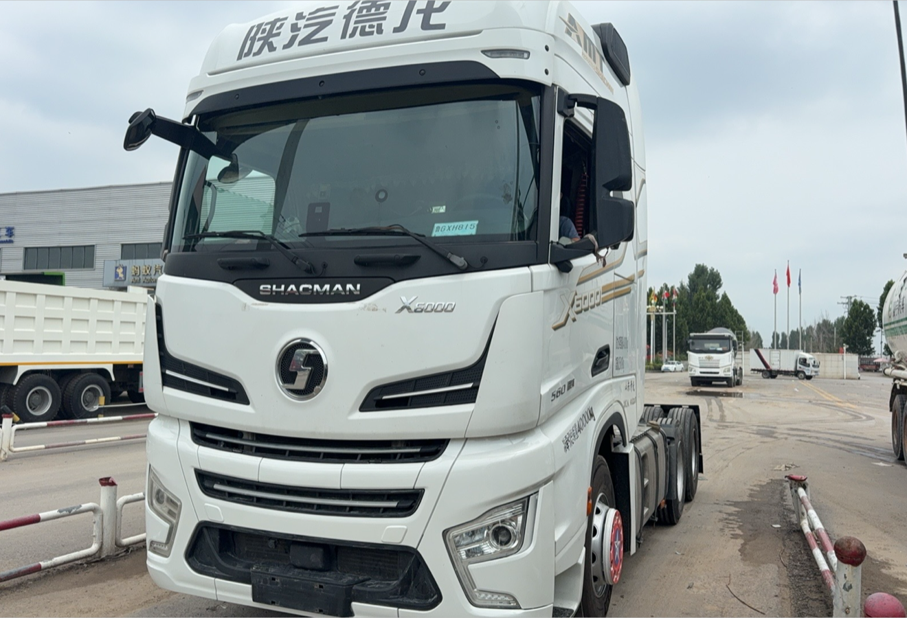 陕汽 德龙X6000 560马力 6×4 牵引车
