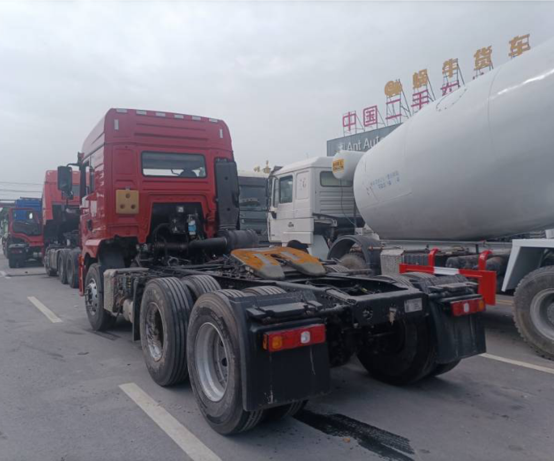 陕汽 德龙新M3000 460马力 8×2 牵引车 2