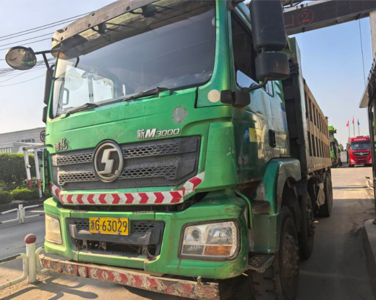 陕汽 德龙M3000S 375马力 8×4 自卸车 1