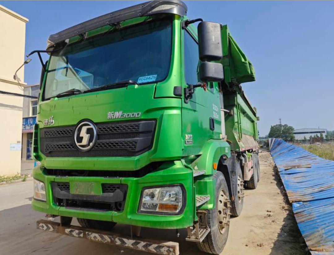 陕汽 德龙新M3000 375马力 8×4 自卸车