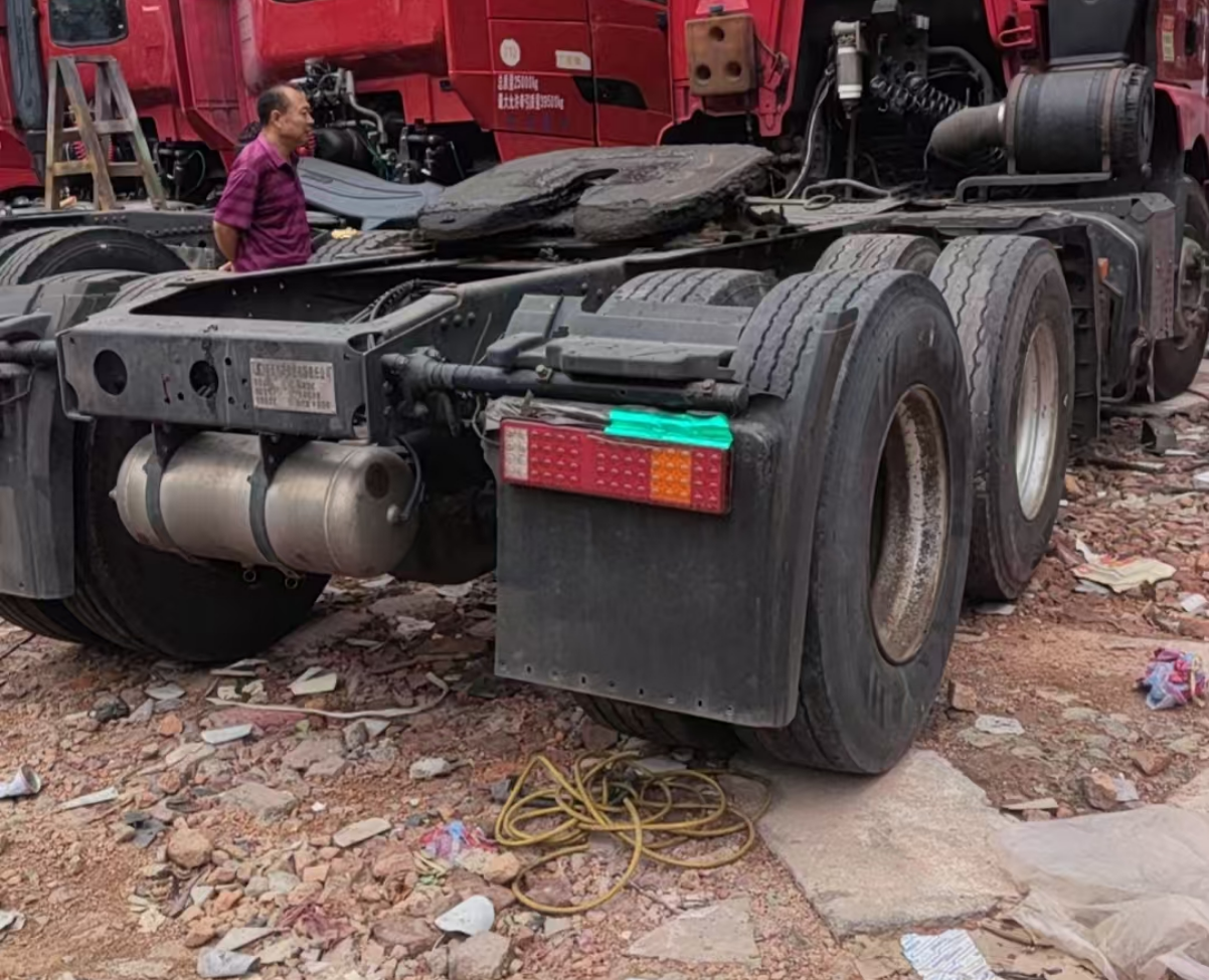 陕汽 德龙新M3000 430马力 6×4 牵引车 2