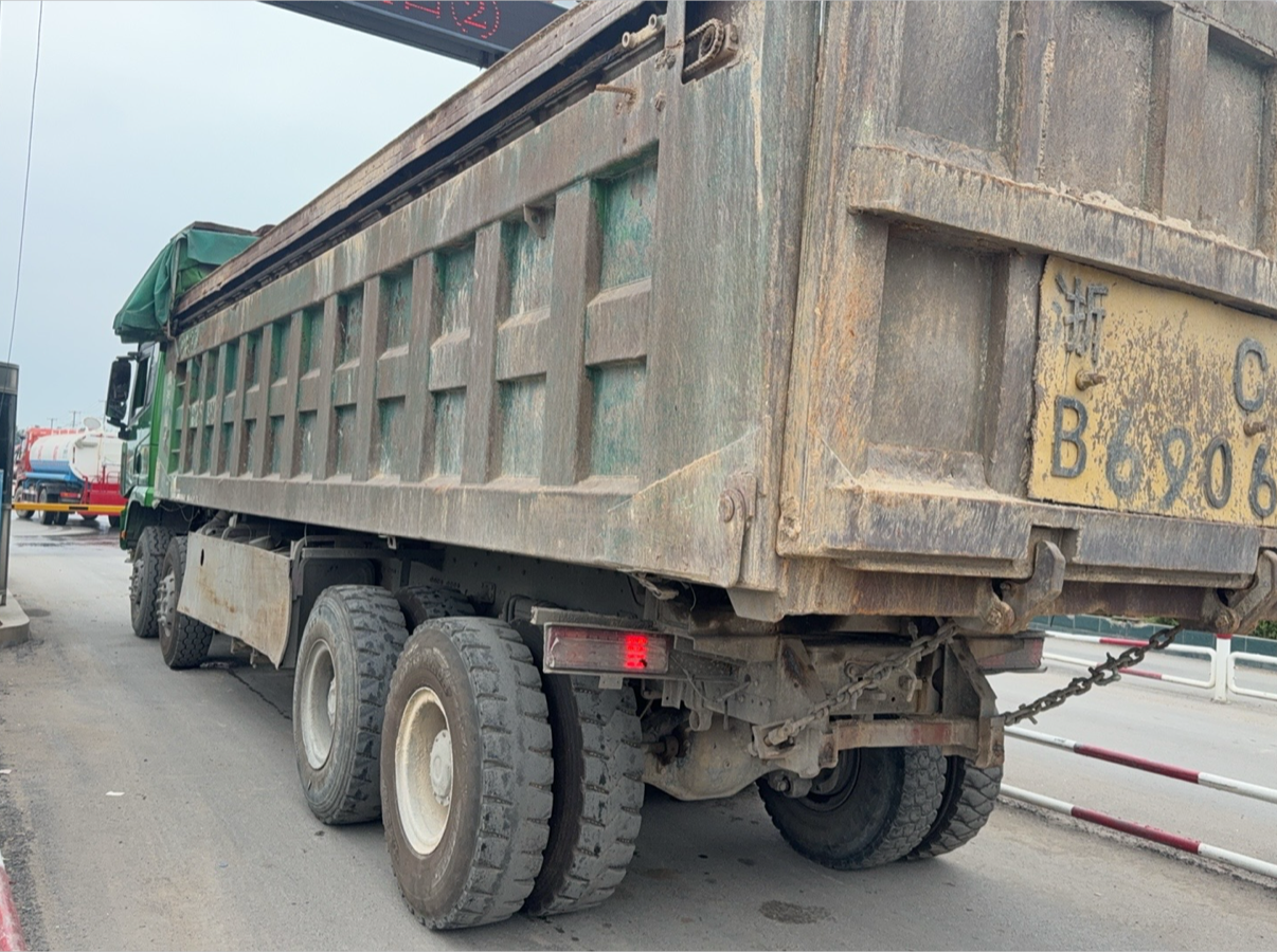 陕汽 德龙X3000 430马力 8×4 自卸车 2